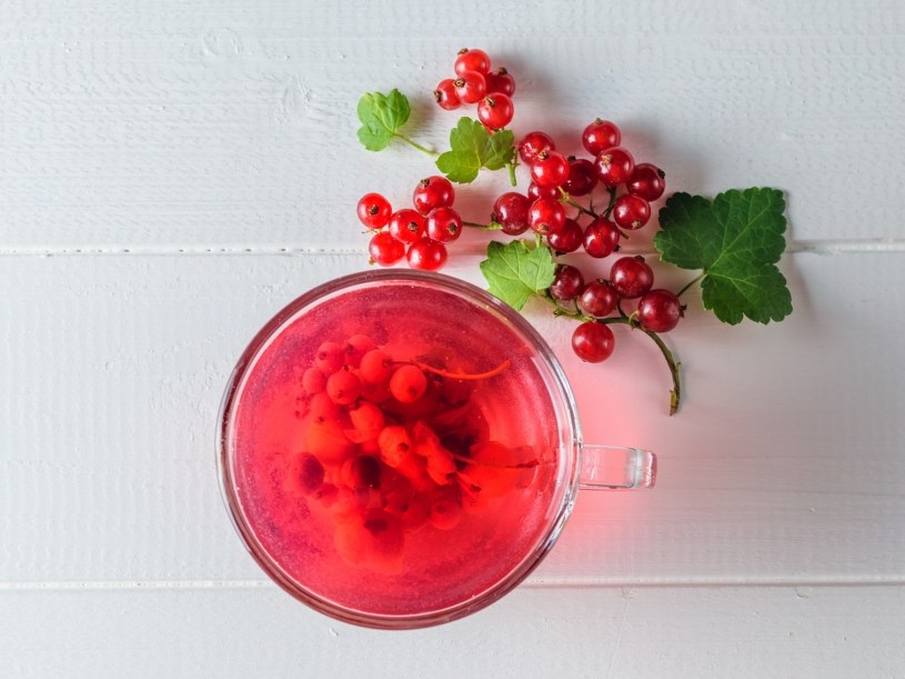 Jak zrobić kompot z czerwonej porzeczki na zimę? Kobieta w INTERIA.PL