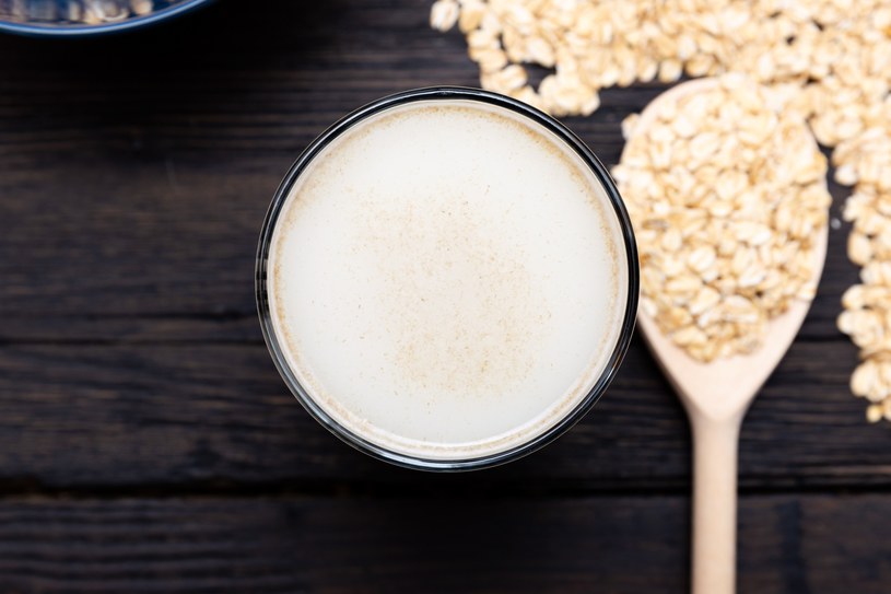 Jak przygotować i dlaczego warto pić mleko owsiane? /123RF/PICSEL