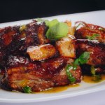 Jak przygotować idealne żeberka z grilla? Przepis na mięso, które samo odchodzi od kości 