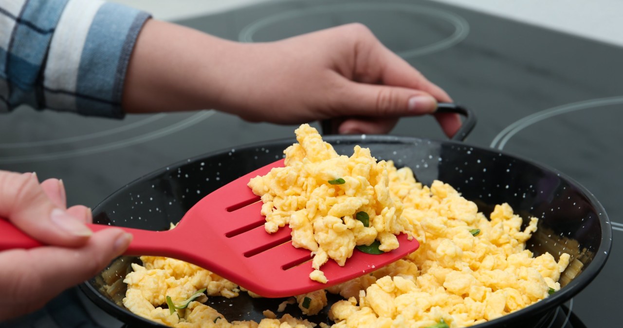 Jak przygotować jajecznicę po azjatycku? /123RF/PICSEL