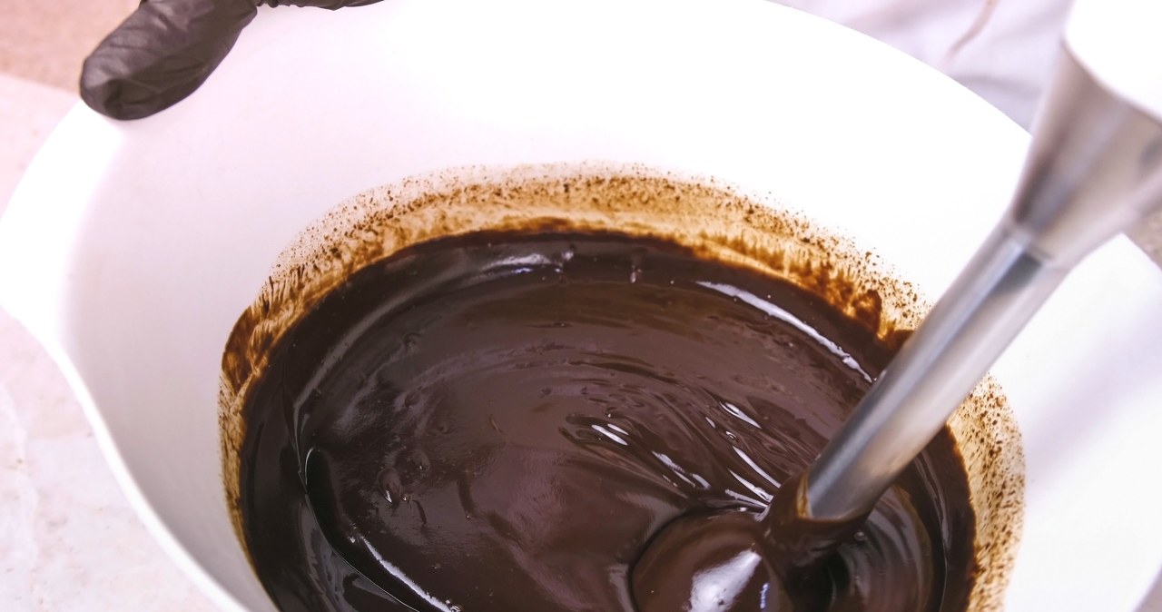 Jak przygotować polewę czekoladową, żeby nie pękała na ciastach? Patent jest bardzo prosty. /familylifestyle /123RF/PICSEL