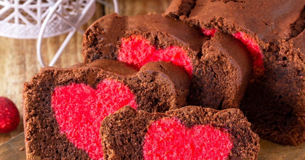 Jak przygotować pyszne ciasto walentynkowe z sercem? Przepis jest prosty, a efekt rewelacyjny. /Elena Hramova /123RF/PICSEL