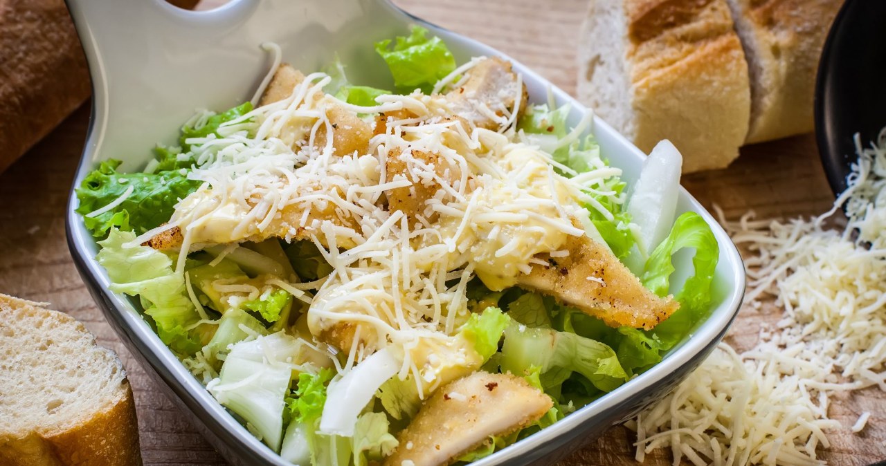 Jak przygotować sałatkę z kurczakiem i serem na andrzejki? /123RF/PICSEL