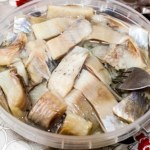 Jak przygotować śledzie, żeby nie były słone? Moczenie i marynowanie wydobywa z nich smak