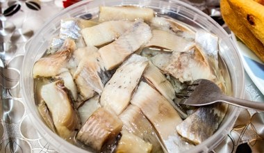 Jak przygotować śledzie, żeby nie były słone? Moczenie i marynowanie wydobywa z nich smak