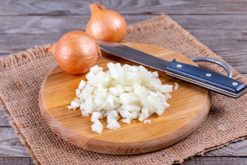 Jak przyrządzić cebulę, by nie obciążała żołądka? /123RF/PICSEL