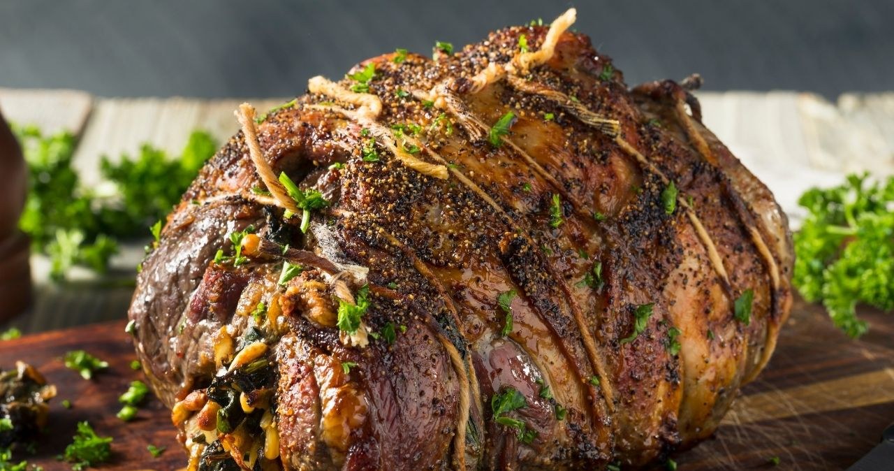 Jak przyrządzić jagnięcinę? Sycącym obiadem będzie np. faszerowana łopatka jagnięca /bhofack2 /Canva Pro