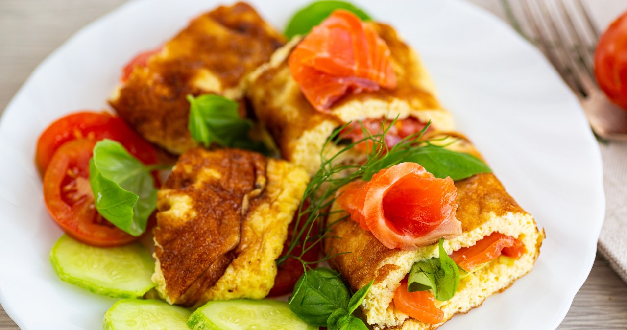 Jak przyrządzić omlet z wędzonym łososiem? Idealny przepis na śniadanie. / rawlik /123RF/PICSEL