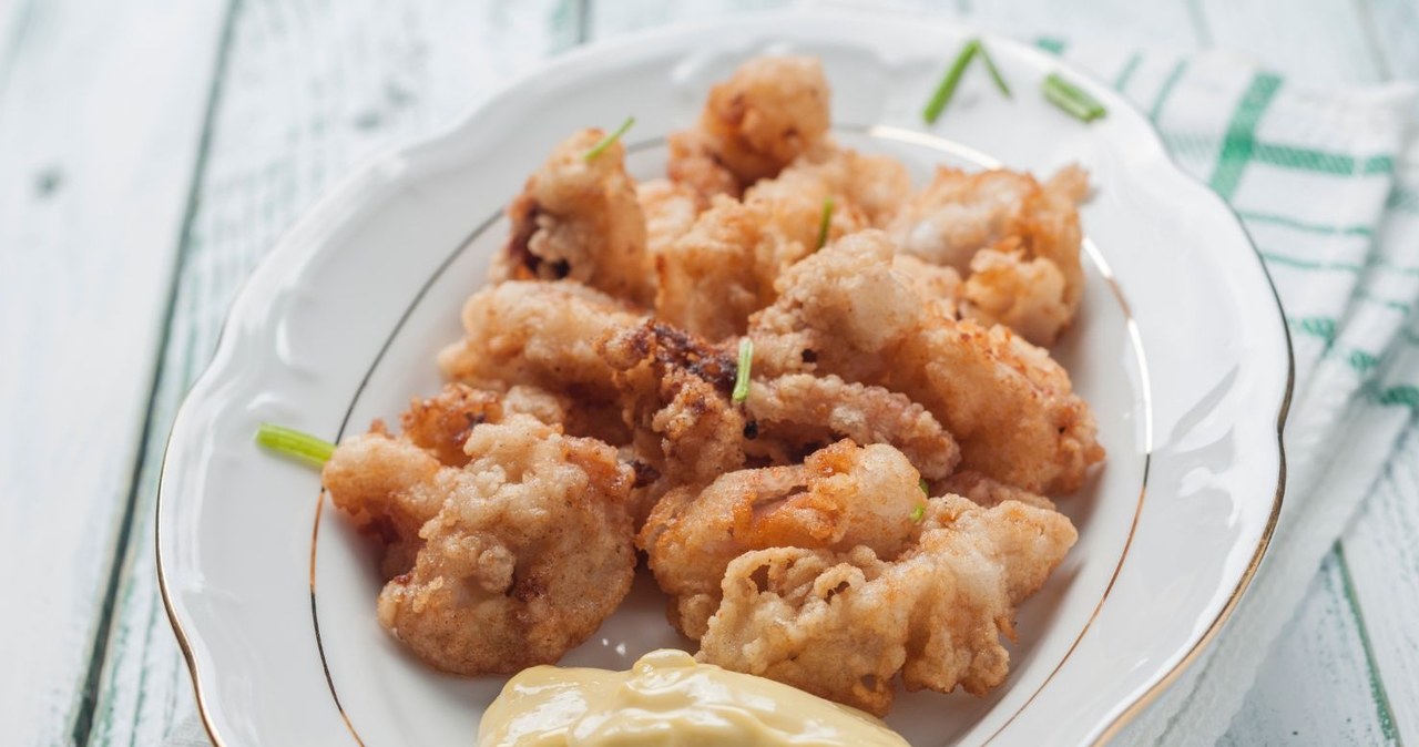 Jak przyrządzić ośmiornicę? Świetnie smakuje podana w tempurze z sosem aioli /carpaumar /Canva Pro