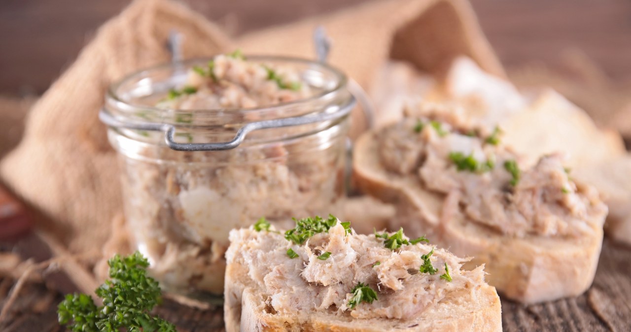 Jak przyrządzić pastę z kurczaka na kanapki? /margouillat /123RF/PICSEL