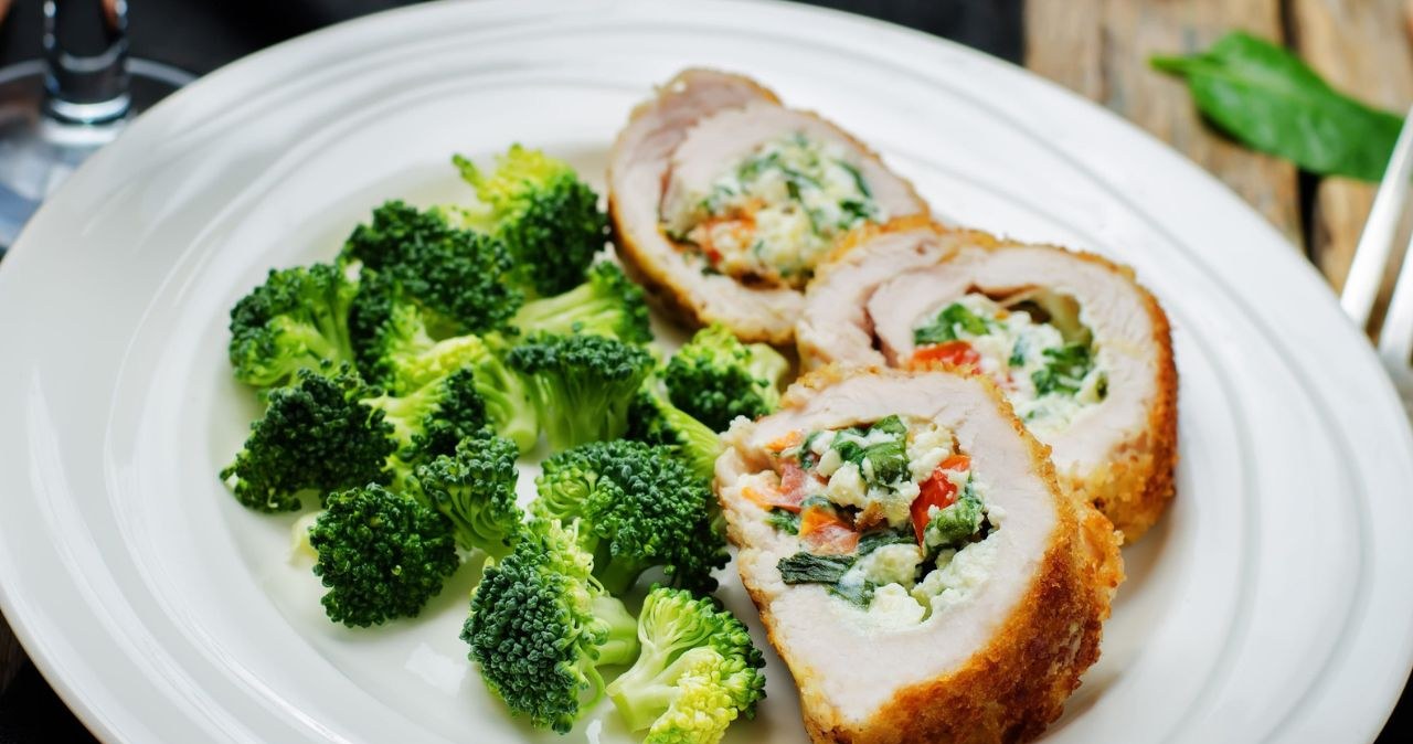 Jak przyrządzić roladki z kurczaka z brokułem? /natavkusidey /123RF/PICSEL