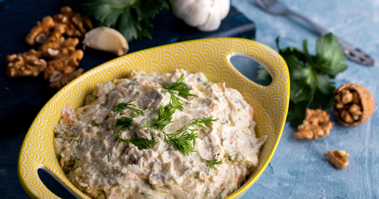 Jak przyrządzić sałatkę z orzechami włoskimi? Sprawdź prosty przepis /oykuozgu /123RF/PICSEL