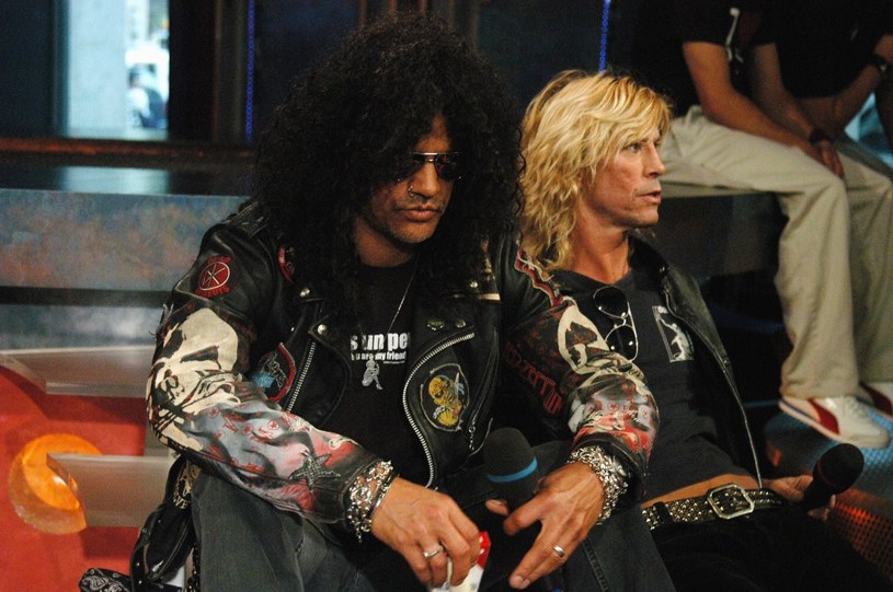 Jak przystało na prawdziwą gwiazdę rocka, Slash nie mógł powstrzymać się od palenia nawet w studiu telewizyjnym /East News