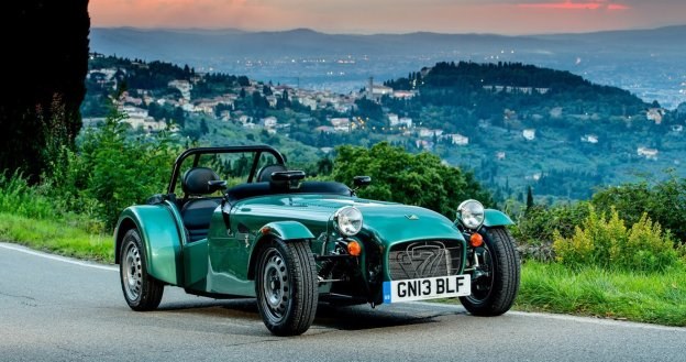 Jak przystało na wersję bazową, Caterham Seven 160 ma 14-calowe, stalowe obręcze. /Caterham