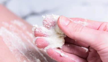 Jak regularne peelingi pomagają odżywić i ujędrnić skórę ciała. Sprawdź, jak wykonać je w domu