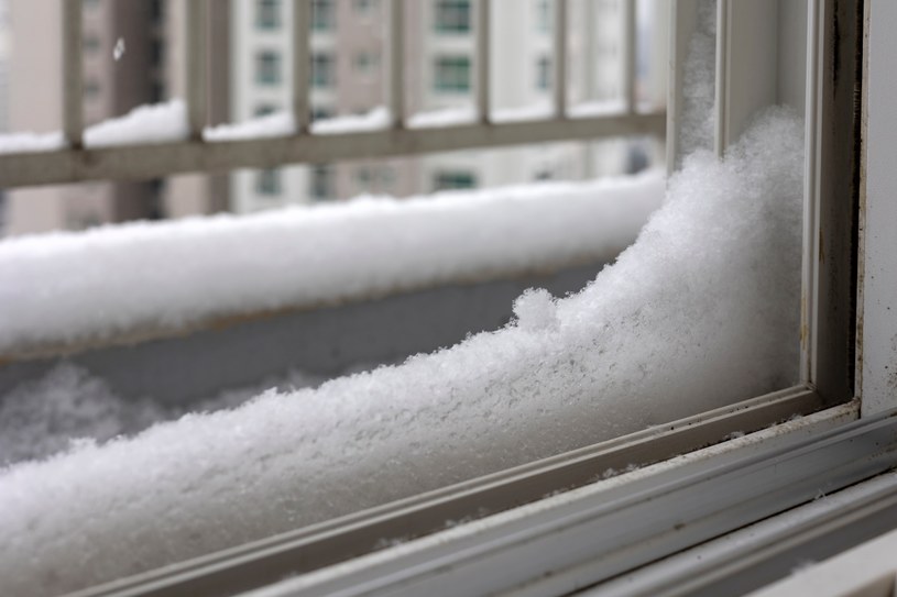 Jak regulować drzwi balkonowe na zimę? To już ostatni dzwonek /123RF/PICSEL