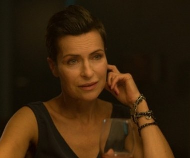 Jak reżyserowi udało się zgromadzić na planie tyle gwiazd polskiego kina? "Pracując nad scenariuszem  przeważnie mam już upatrzonych aktorów do konkretnych ról i tworząc filmowe postacie mogę wpisać cechy aktora, którego znam. To mi ułatwia pracę, dzięki temu mam pewność, że rola jest dobrze obsadzona, że odpowiada jego emploi, że bohater filmowy ma cechy psychiczne i fizyczne aktora, który go gra.  Oczywiście, czasem się zdarza, że wymarzony do roli aktor jest akurat zajęty i trzeba go zastąpić kimś innym, ale taka sytuacja też bywa z punktu widzenia reżysera ciekawa" - przyznaje Jacek Bromski.