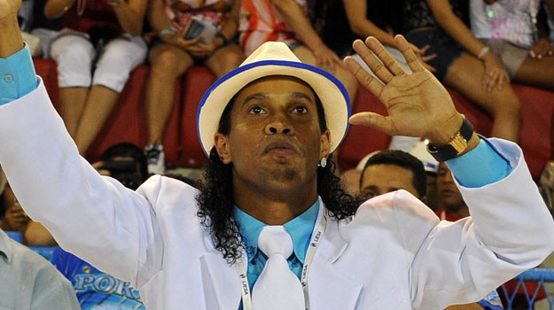 Jak Ronaldinho wypadnie na parkiecie? /AFP