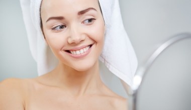 Jak rozjaśnić ciemną skórę pod oczami? Ziemniak pomoże także na "worki"