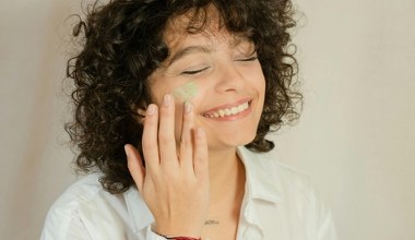 Jak rozjaśnić sińce pod oczami naparem z pietruszki? Naturalny tonik DIY