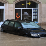 Jak rozpoznać auto po zalaniu? Ekspert radzi