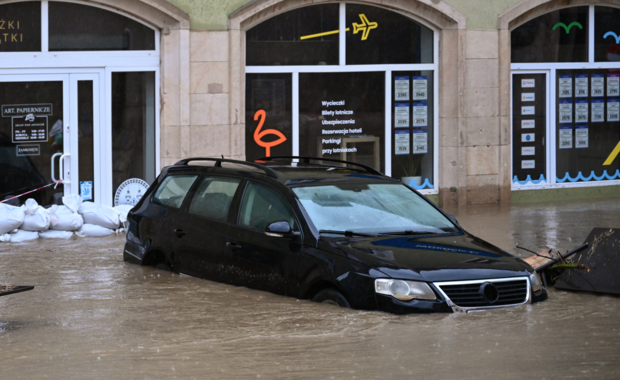 Jak rozpoznać auto po zalaniu? Ekspert radzi