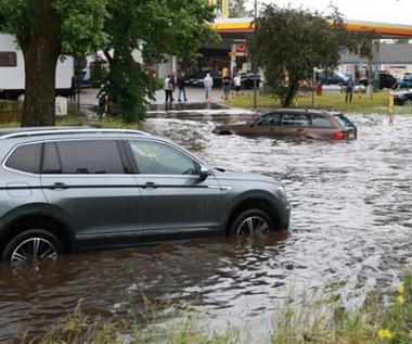 Jak rozpoznać samochód po zalaniu? Mechanicy radzą