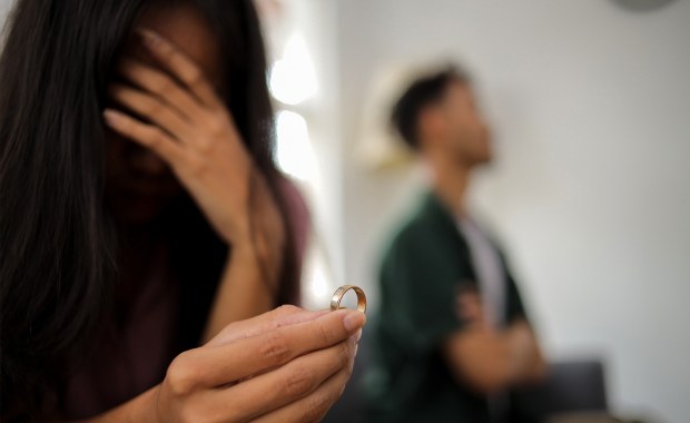 ​Jak rozwodzą się Polacy? Kobiety pytają o dzieci, mężczyźni o majątek