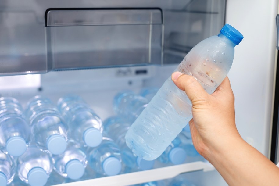 Porady na upały. Jak schłodzić pomieszczenie zamrożoną butelką z wodą?