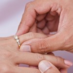 Jak ściągnąć pierścionek lub obrączkę ze spuchniętego palca?