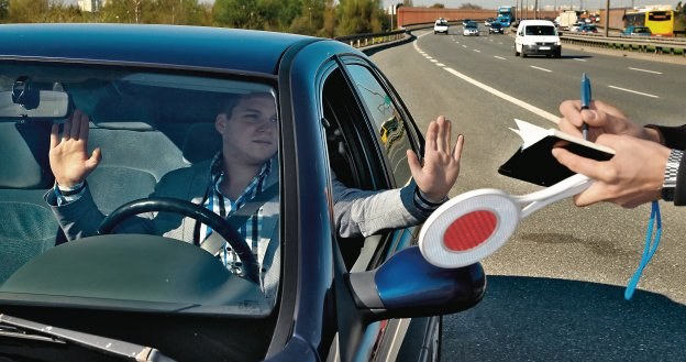 Jak się bronić przed błędami policjanta /Motor