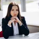 Jak się ubrać na rozmowę kwalifikacyjną, żeby zdobyć pracę marzeń? Oto praktyczne wskazówki - także dla mężczyzn