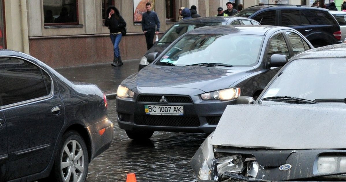 Jak się zachować w razie kolizji z autem na ukraińskich numerach rejestracyjnych? /Paweł Skraba/REPORTER /Agencja SE/East News