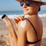 Jak skutecznie chronić skórę przed słońcem? Wybierz najlepszy krem z filtrem SPF 50