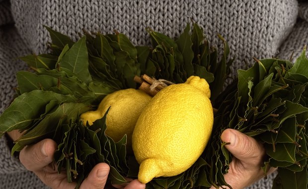 Jak skutecznie i naturalnie odświeżyć dom? Ten przepis podbija sieć