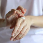 Jak skutecznie nawilżyć i ukoić skórę zimą. Odkryj sposoby, które przywrócą komfort