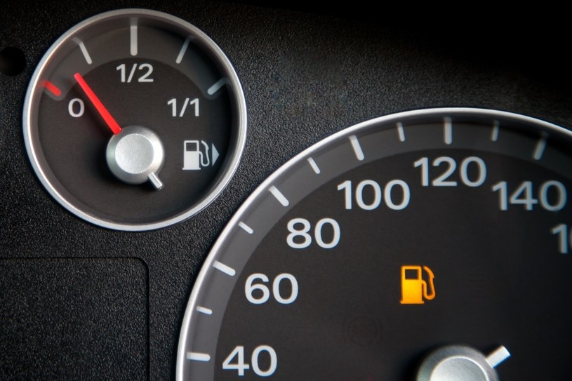 Jak sprawdzić z której strony jest wlew paliwa bez wysiadania z auta? /123RF/PICSEL