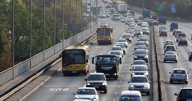 Jak sprawić, by ludzie przesiedli się do autobusów? / Fot: Wojciech Traczyk /East News