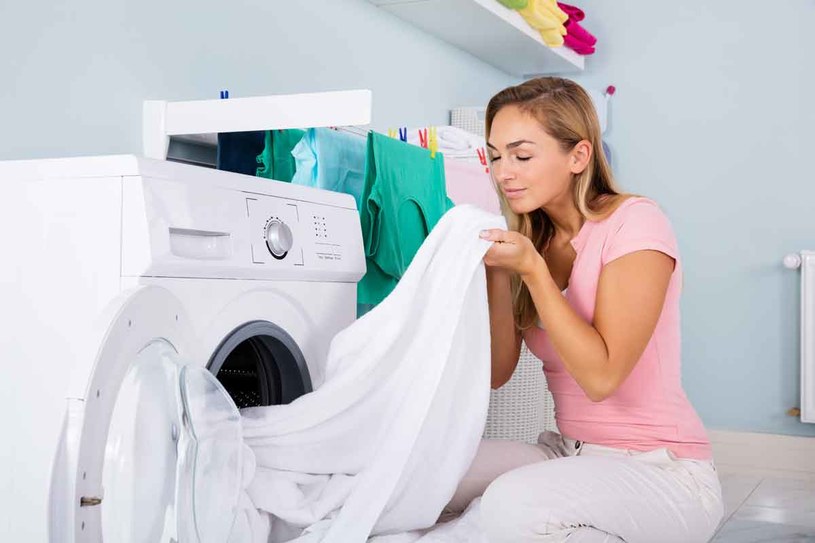 Jak sprawić, żeby pranie pachniało świeżością dłużej niż do czasu wyschnięcia? Czym zmiękczyć tkaniny, gdy w szafie zabraknie specjalistycznego preparatu? Domowe sposoby na pachnące pranie. /123RF/PICSEL