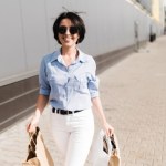 Jak stylizować lnianą koszulę w upały? Poznaj sprytne triki