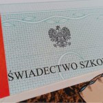 Jak świętować zakończenie roku szkolnego? Postaw w oknie, zamiast w szafie 