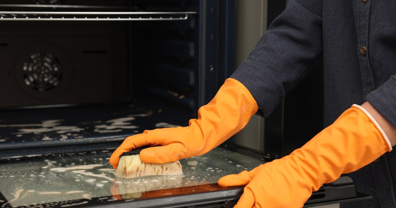 Jak szybko i skutecznie wyczyścić piekarnik? /123RF/PICSEL