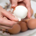 obieranie jajek ze skorupki Jak szybko obrać jajka? Tego patentu możesz nie znać