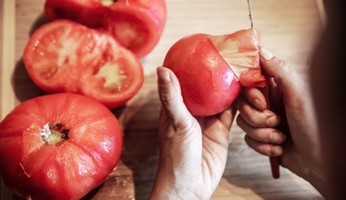 Jak szybko obrać pomidora ze skórki? Wystarczy zrobić dwa nacięcia