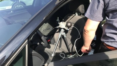 Jak szybko rośnie temperatura w gorącym samochodzie? Studencki eksperyment