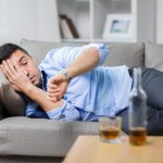 Jak szybko wytrzeźwieć? Trzy sprawdzone sposoby, żeby dojść do siebie po alkoholu