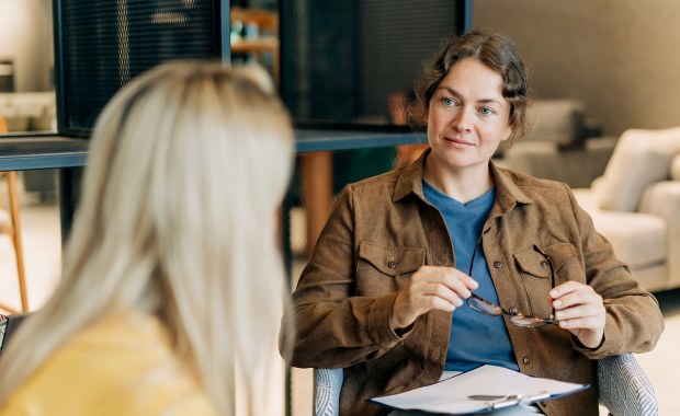 Jak terapia psychodynamiczna pomaga zrozumieć siebie i poprawić relacje? Ekspertka wyjaśnia!