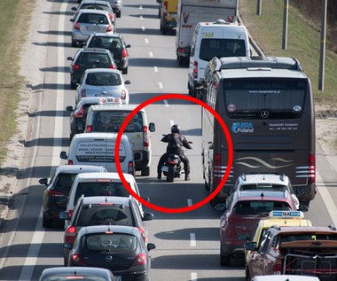 Jak to jest z przeciskaniem się motocyklistów między autami? Można czy nie?