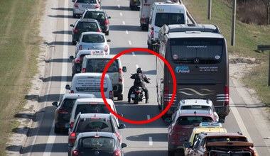 Jak to jest z przeciskaniem się motocyklistów między autami? Można czy nie?