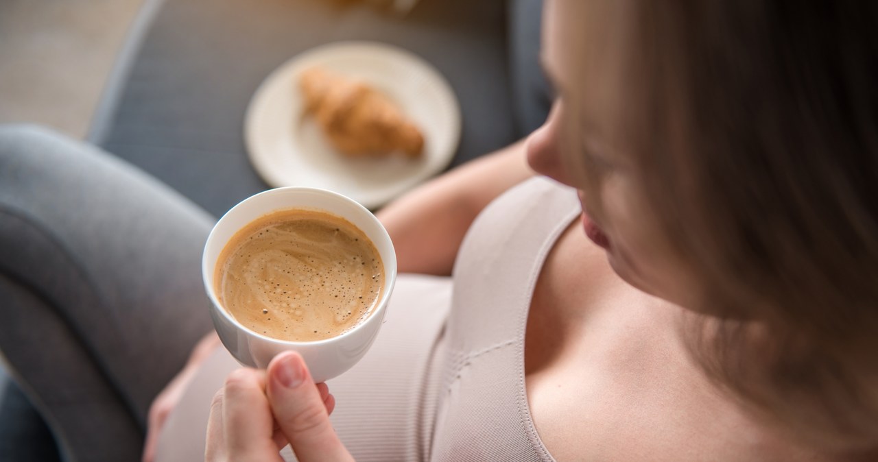 Jak to jest z tą kawą w czasie ciąży? Można pić, ale w umiarkowanych ilościach - zauważają naukowcy /123RF/PICSEL